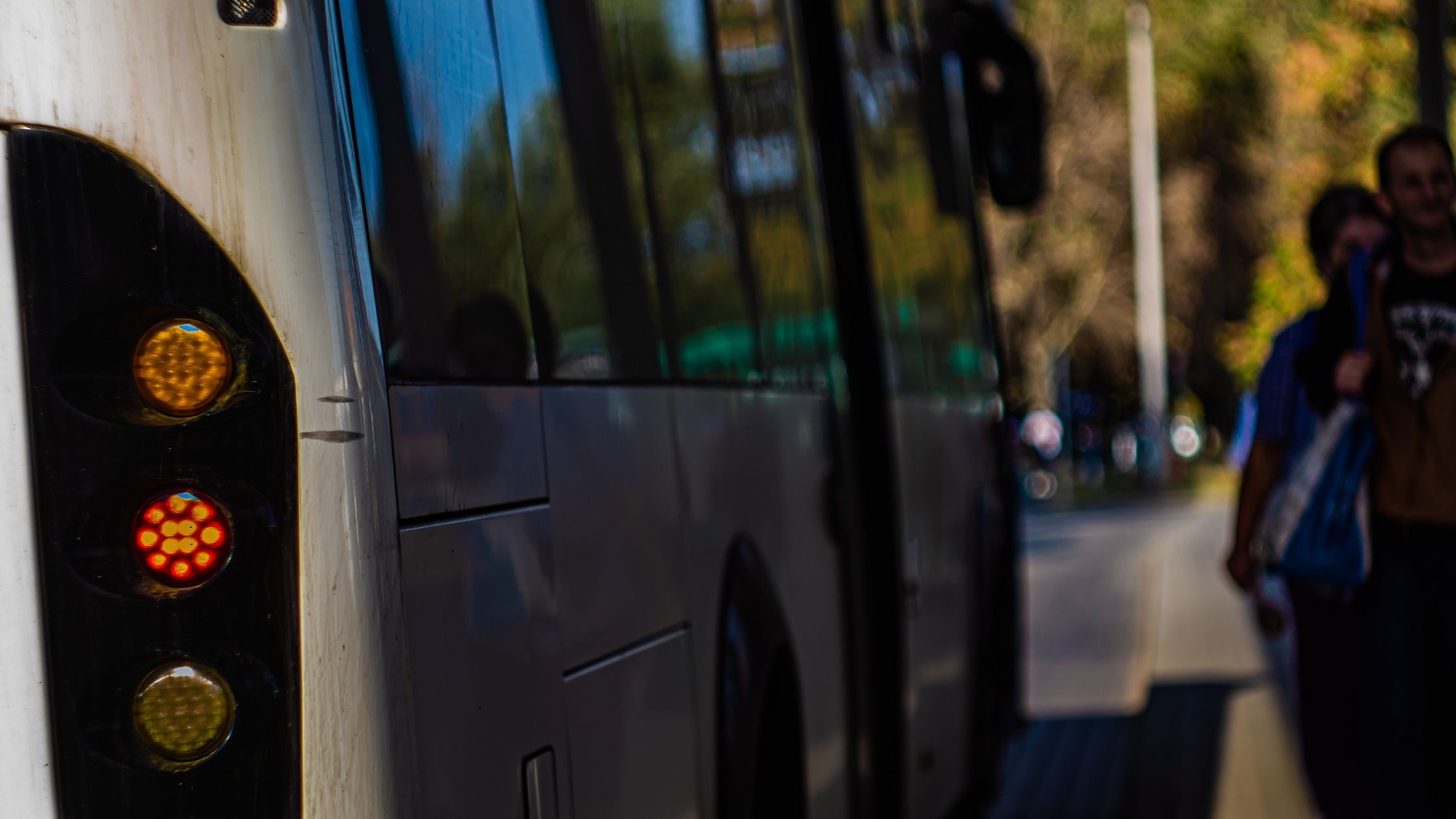 cuanto contamina un autobus