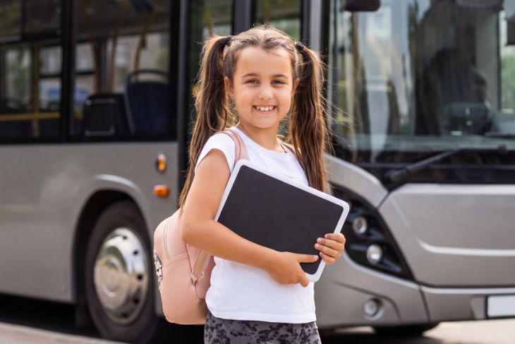 Transporte escolar en Madrid: lo que las familias deben saber antes de elegir empresa